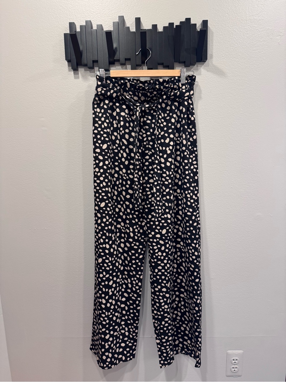 Francesca’s Mi Ami Black Wide-Leg Pants with Cream Spot Print
